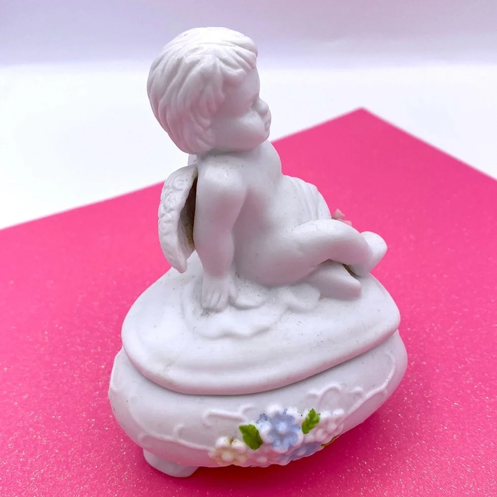 Vintage White Porcelain Cherub Angel Heart Shaped Trinket Box Valentines Gift